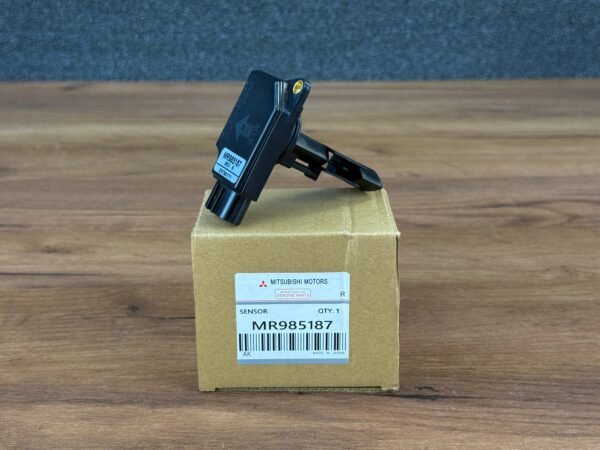 Датчик массового расхода воздуха MR985187